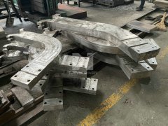 Carrier arms for sink rolls and stabilier rolls