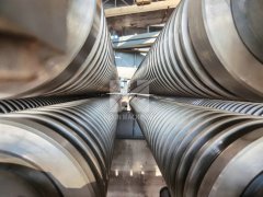 Rolls with screws for tempering machinery