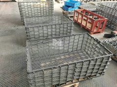 Cast basket with wire mesh made of 1.4852